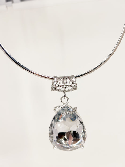 Choker necklace with large pendant